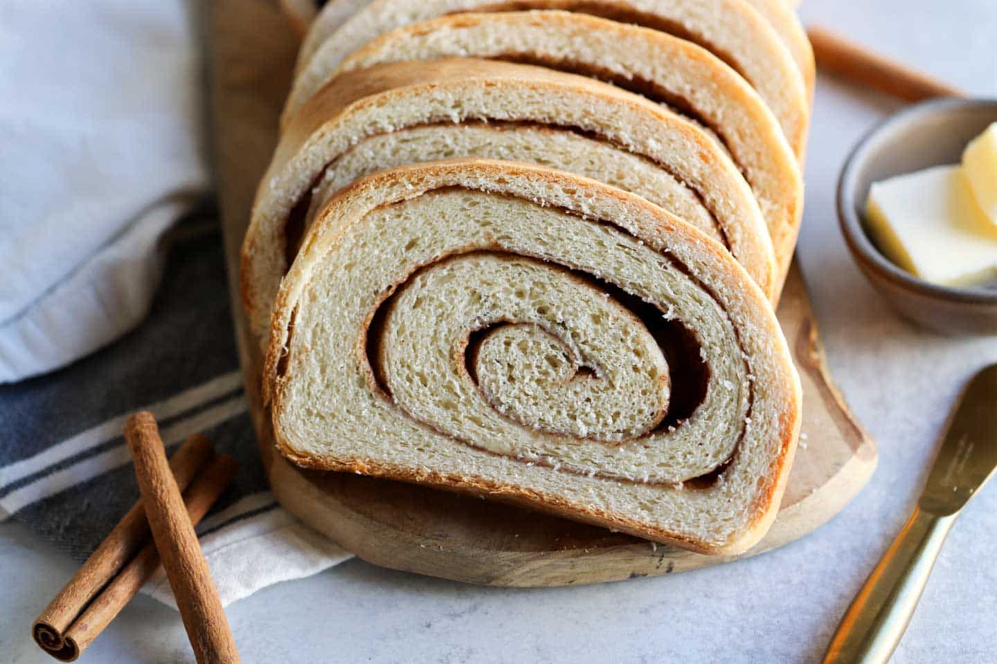 upclose shot of the swirled bread with cinnamon on a cutting board